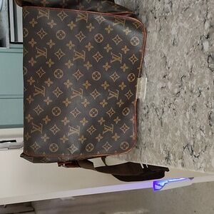 Louis Vuitton bag, in very good condition. Look at the pictures. Size 12x9 in.